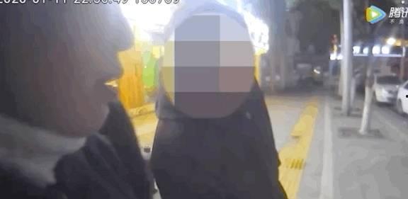 吃瓜群众被抓住视频,视频曝光引发热议