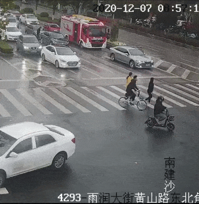 厦门交警吃瓜群众事件,网络舆论下的执法争议与反思